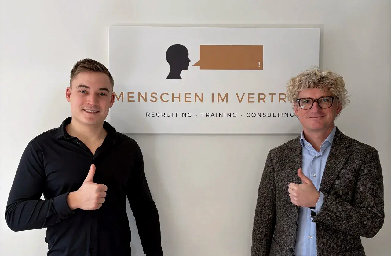 Lukas Lehner mit Hans Bachinger von Menschen im Vertrieb, Daumen hoch