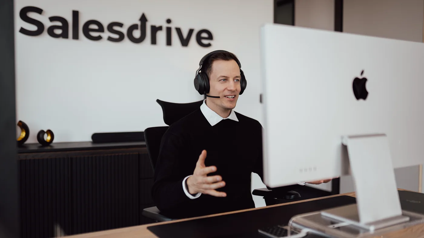 Alexander Kiraly telefoniert mit Headset an seinem Arbeitsplatz im SalesDrive-Büro
