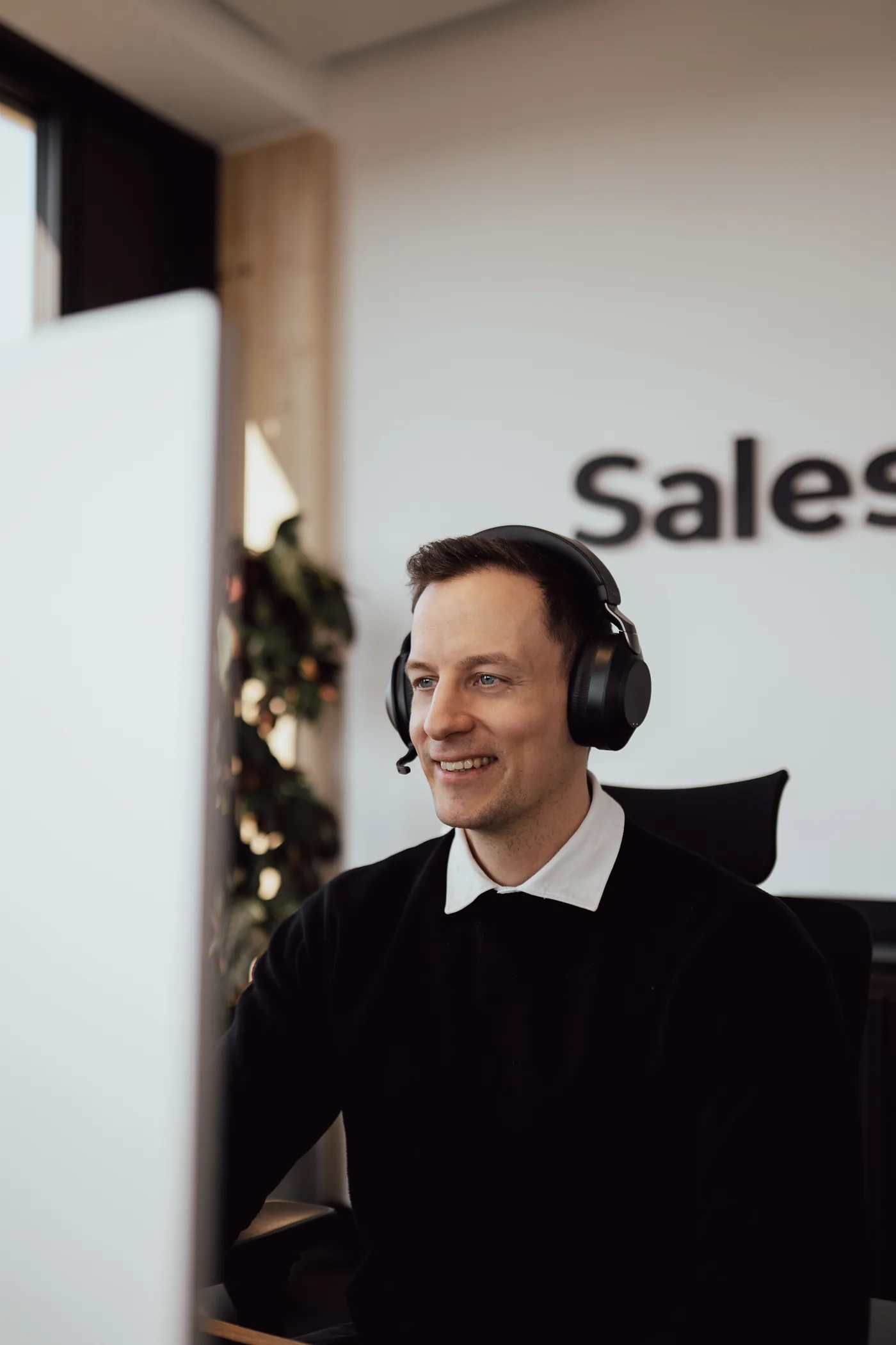 Alexander Kiraly telefoniert mit Headset im SalesDrive-Büro in Wien