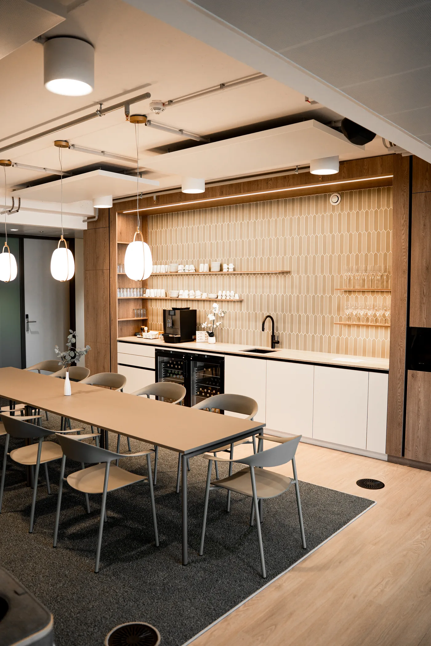 Büroküche von SalesDrive mit Kachelwand, Kaffeemaschine und Tafel