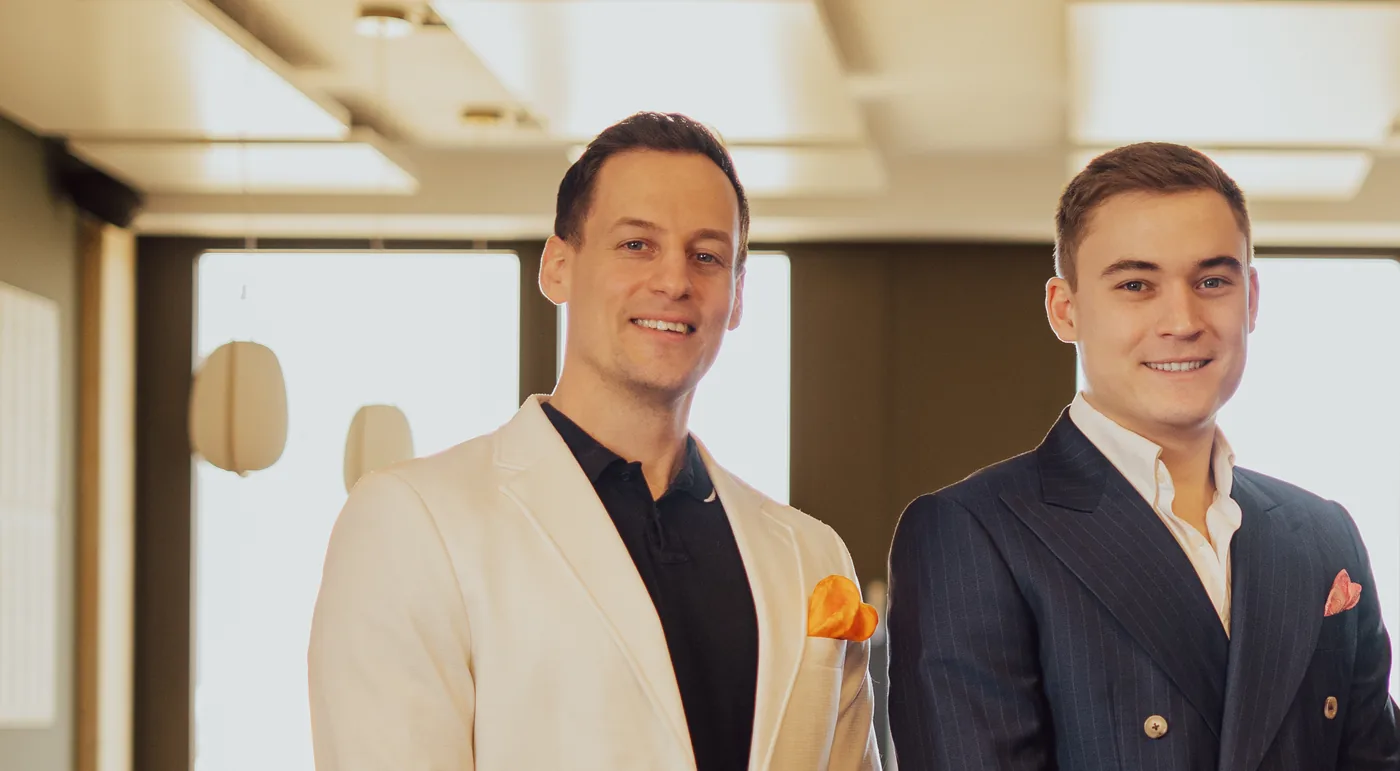Alexander Kiraly und Lukas Lehner in der Lounge des SalesDrive-Büros