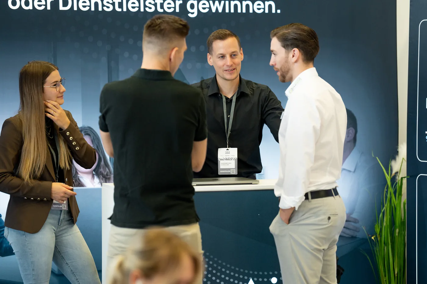 Alexander Kiraly im Gespräch mit Besuchern am SalesDrive-Messestand