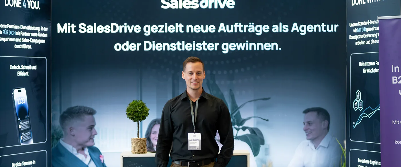 Alexander Kiraly vor dem SalesDrive-Messestand