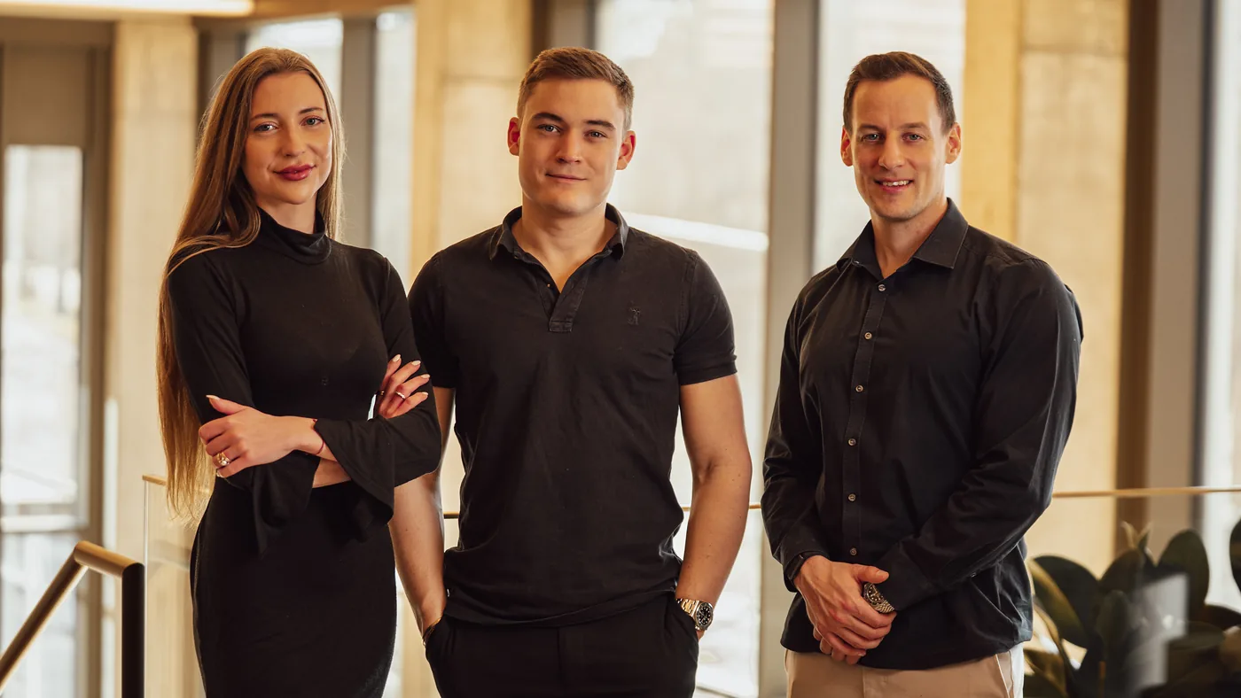 Alexander Kiraly mit zwei Teammitgliedern im SalesDrive-Büro in Wien