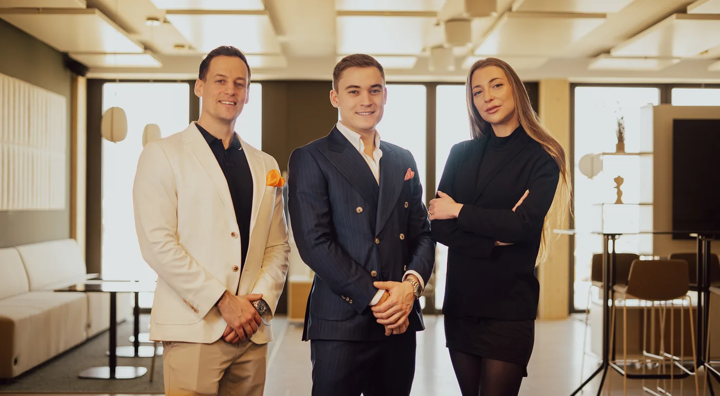 Alexander Kiraly, Lukas Lehner und eine Kollegin in der Lounge des SalesDrive-Büros