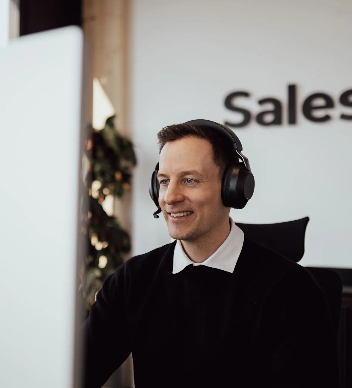 Alexander Kiraly mit Headset im SalesDrive-Büro in Wien