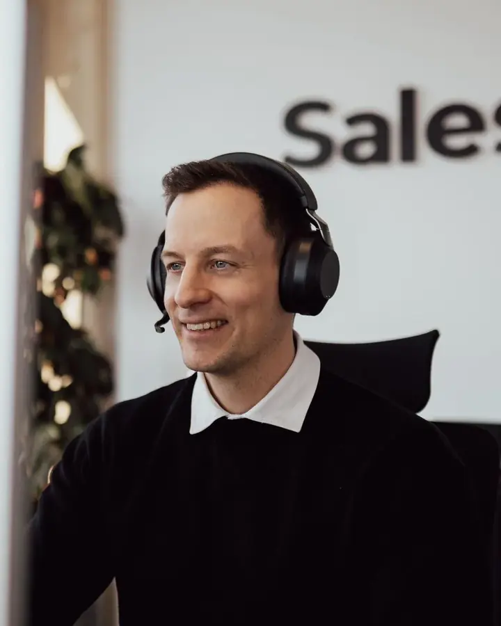 Alexander Kiraly mit Headset am Telefon im SalesDrive-Büro in Wien
