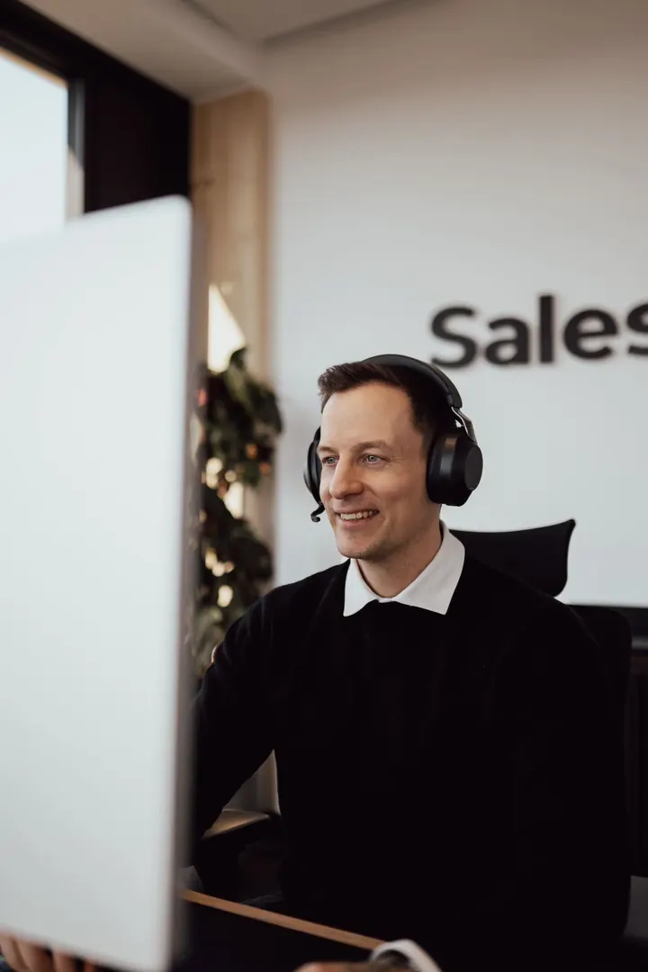 Alexander Kiraly mit Headset im SalesDrive-Büro