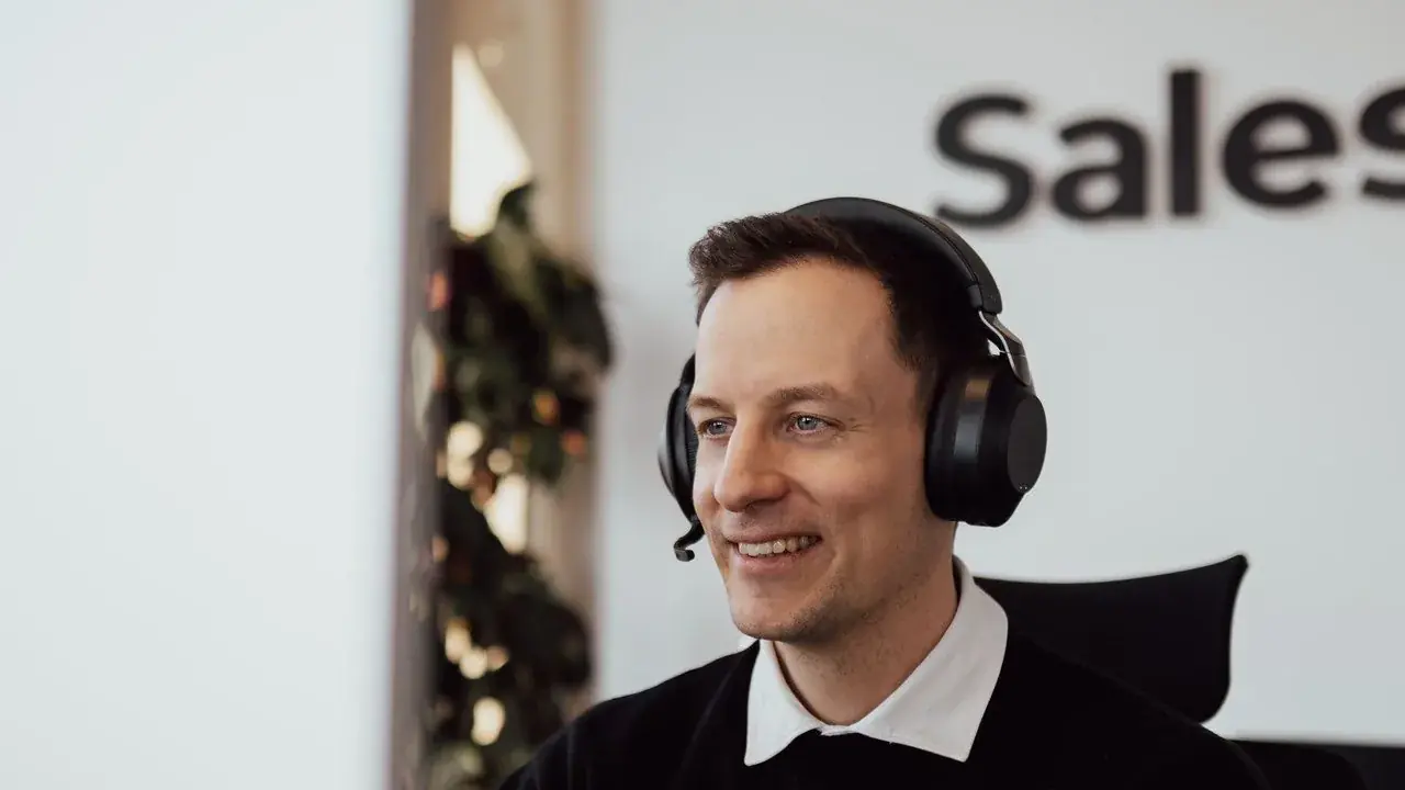 Sales-Profi am Headset im Gespräch mit HR-Entscheidern