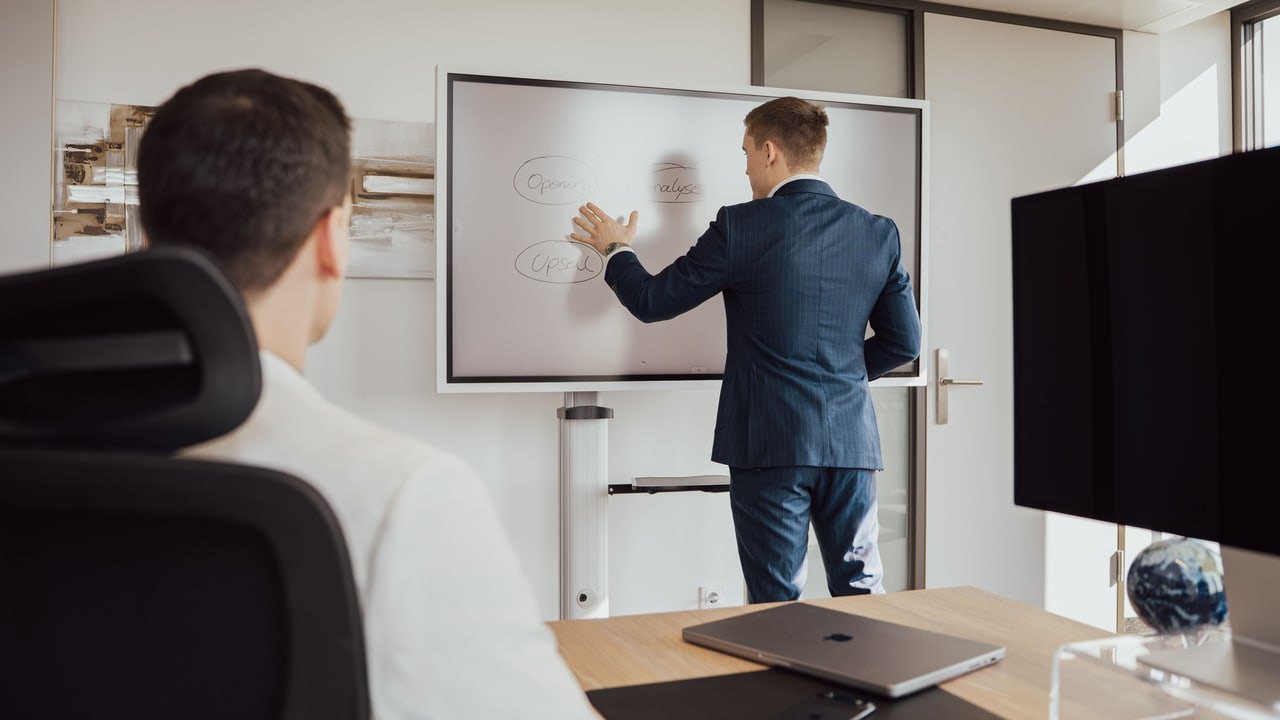 Strategie-Session am Whiteboard bei SalesDrive
