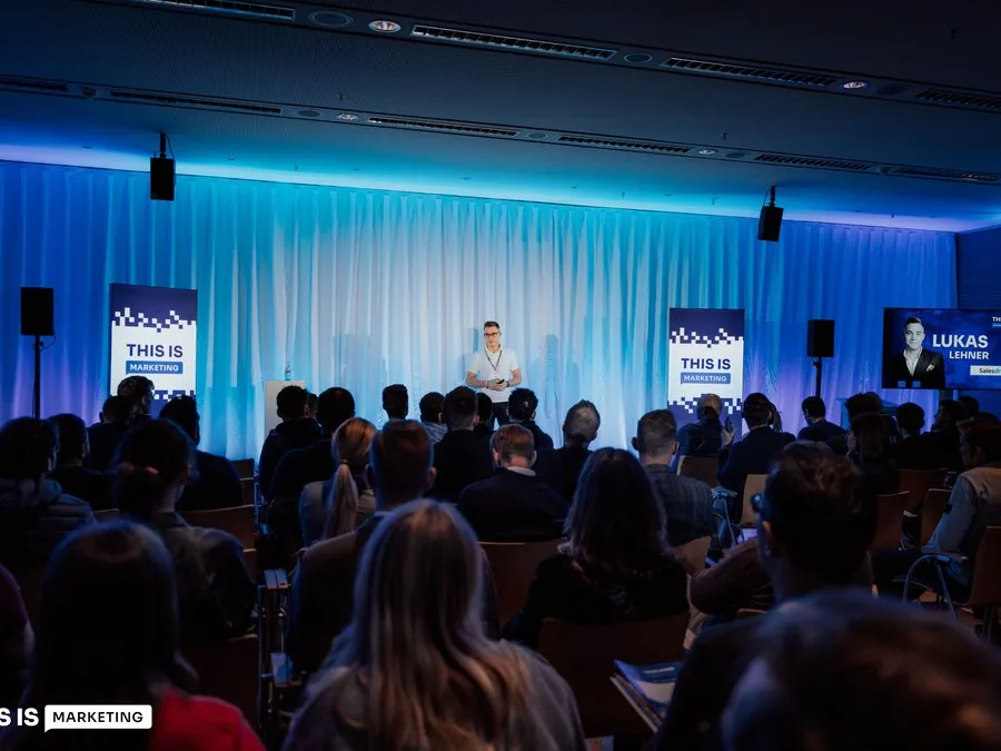 Lukas Lehner spricht bei This is Marketing vor großem Publikum